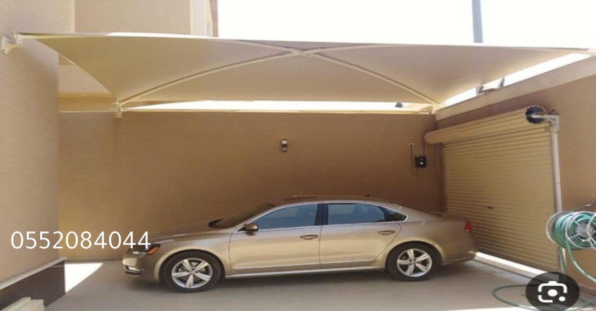 مظلات سيارات حديدية تحمي من الرياح والأمطار بشكل فعال.
